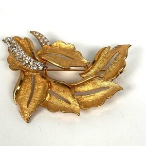 BSK vintage gold tone rhinestones and pearls women’s brooch